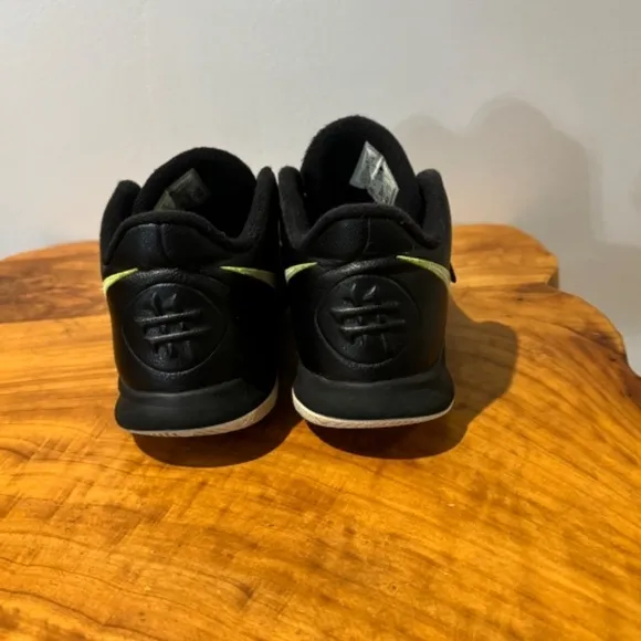 Nike Kyrie FlyTrap Youth Preteen Boy 7Y Black Basketball Lace Up Running Shoes