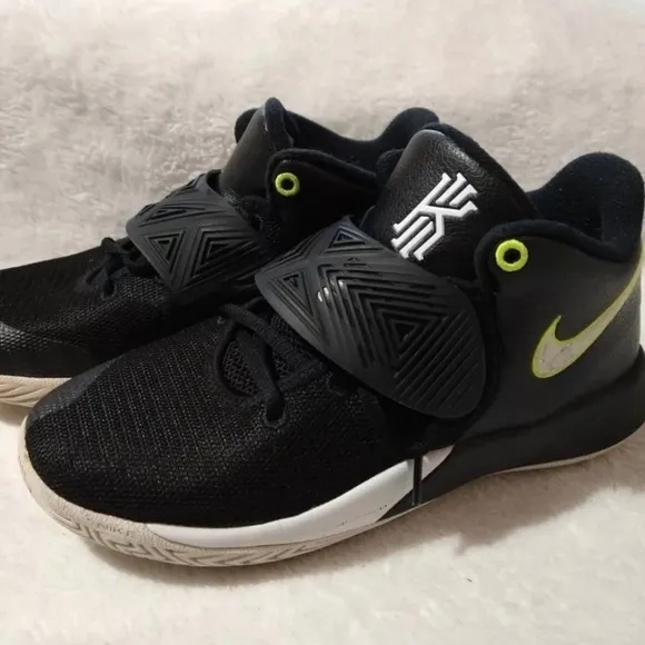 Nike Kyrie FlyTrap Youth Preteen Boy 7Y Black Basketball Lace Up Running Shoes