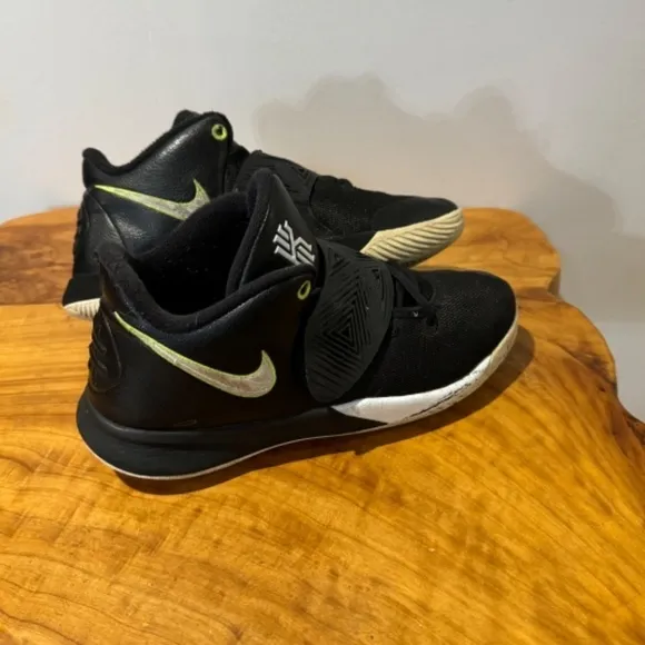 Nike Kyrie FlyTrap Youth Preteen Boy 7Y Black Basketball Lace Up Running Shoes