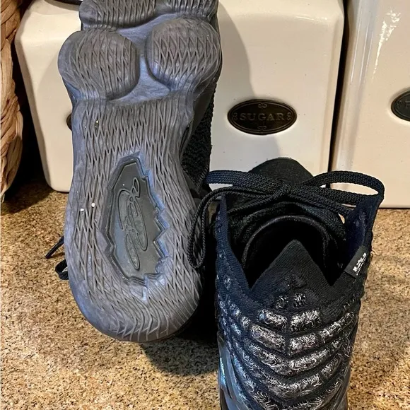 Nike LeBron 17 'Currency' BQ3177-001