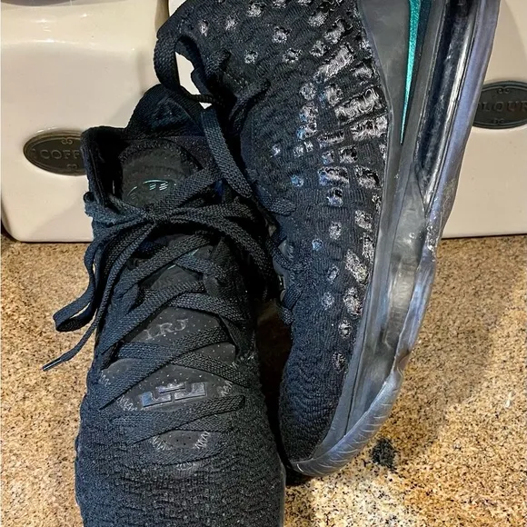 Nike LeBron 17 'Currency' BQ3177-001