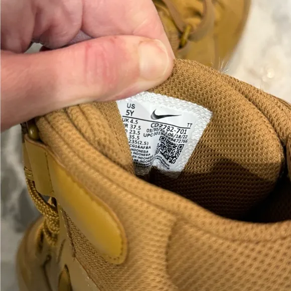 Nike wheat colored Court Boroughs size 5y very good condition