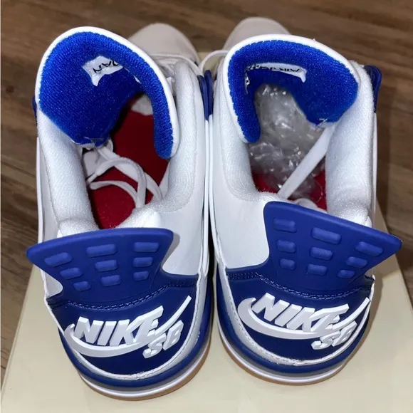 Nike White and Blue Sneakers with Air Cushioning