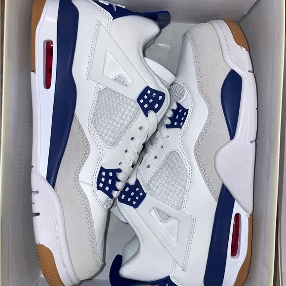 Nike White and Blue Sneakers with Air Cushioning