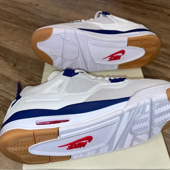 Nike White and Blue Sneakers with Air Cushioning