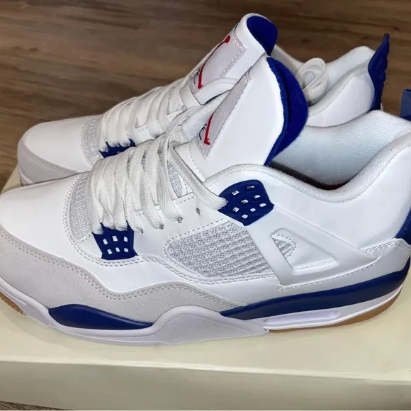 Nike White and Blue Sneakers with Air Cushioning