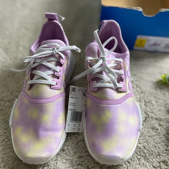 Nwt Adidas NMD_R1 Running Shoes in Bliss Lilac/Cloud White / Bliss Lilac y7