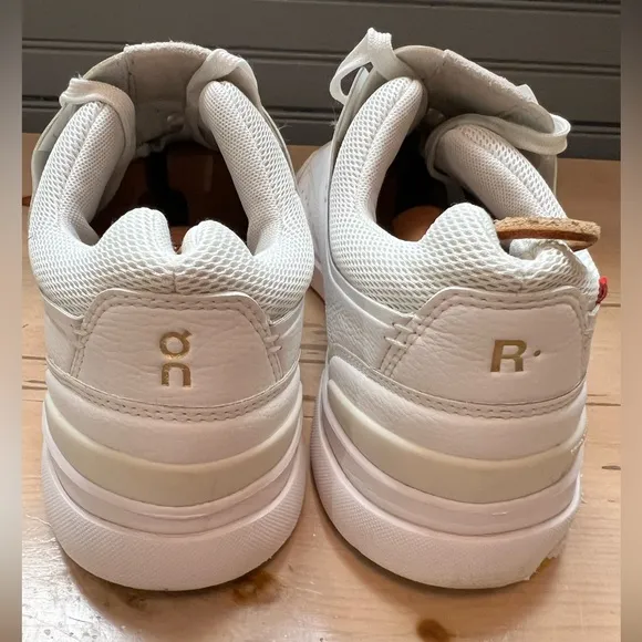 On THE ROGER Centre Court White Gum 3MD11270228 Men's Lifestyle Shoes Size 9.5