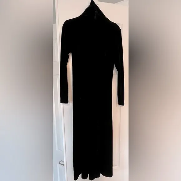 Price Drop‼️Long sleeve, high neck sexy &amp; sophisticated long black velvet dress