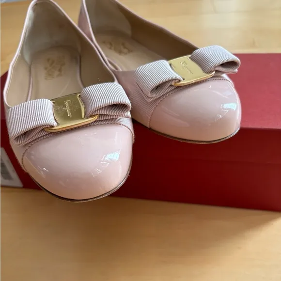Salvatore Ferragamo Varina Patent Leather Ballet Flats - Pale Pink