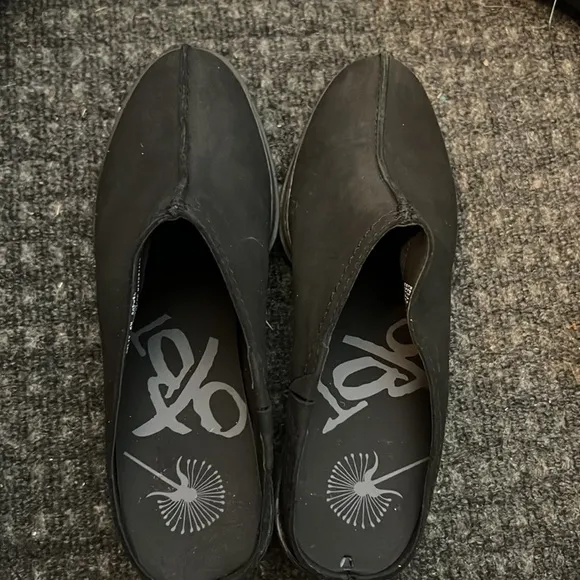 Split in black suede OTBT pull on Mule new!