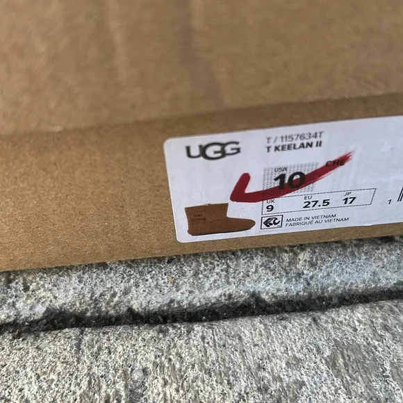 UGG toddler Keelan Boot Chestnut Size 10 Nwt
