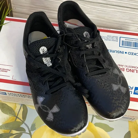 UNDER ARMOUR Kick Sprint 4 Track and Field Spikes, Track Running Shoes Size 8.5