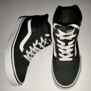 Vans (Size 8) Black &amp; White Classic Lace-up High-Top Outdoor Streetwear Sneakers