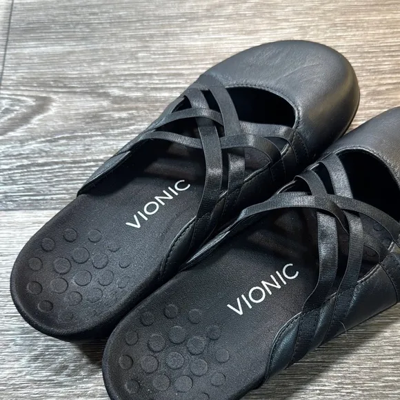Vionic Black Leather Mules with Criss-Cross Straps woman’s size 7 (b104)