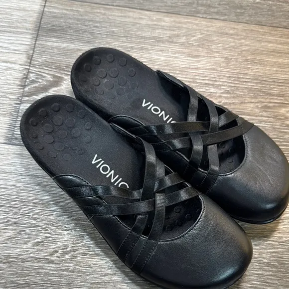 Vionic Black Leather Mules with Criss-Cross Straps woman’s size 7 (b104)