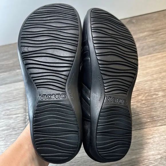Vionic Black Leather Mules with Criss-Cross Straps woman’s size 7 (b104)