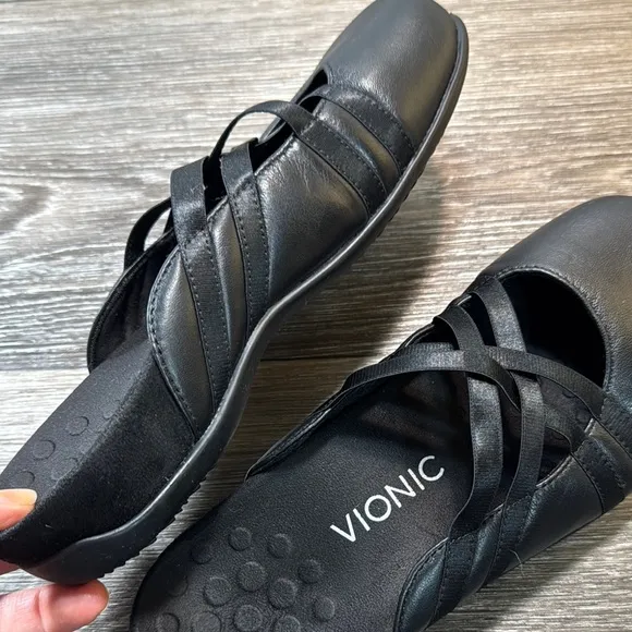 Vionic Black Leather Mules with Criss-Cross Straps woman’s size 7 (b104)