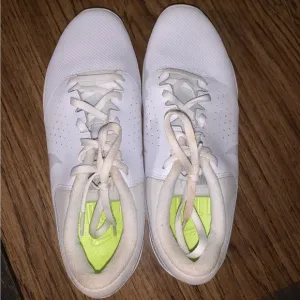 WOMENS NIKE CHEER SHOES SIZE 9