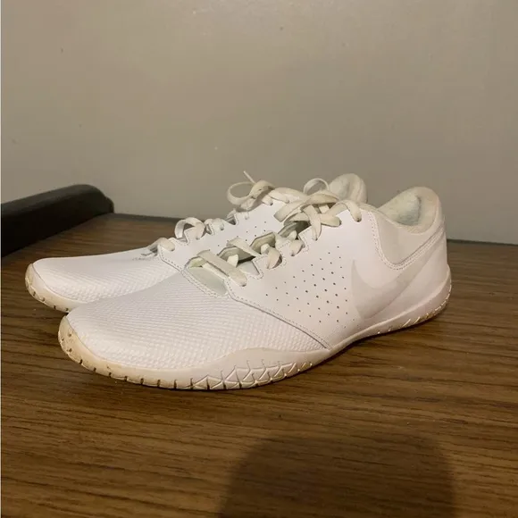 WOMENS NIKE CHEER SHOES SIZE 9
